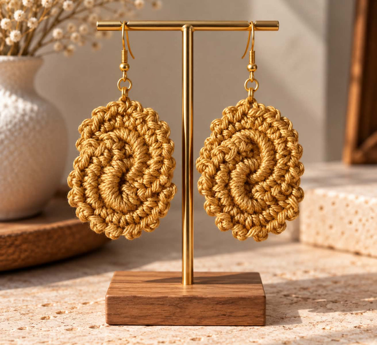 Boucles d’oreilles Infinie – Crochet moutarde, fait main